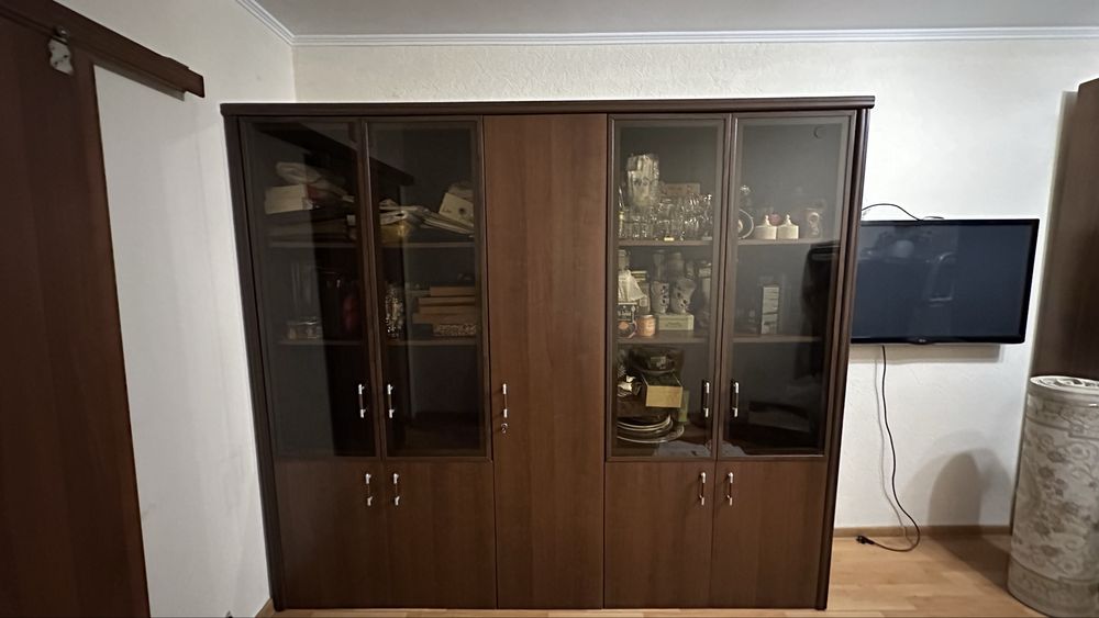 Сервант - шкаф, в хорошем состоянии