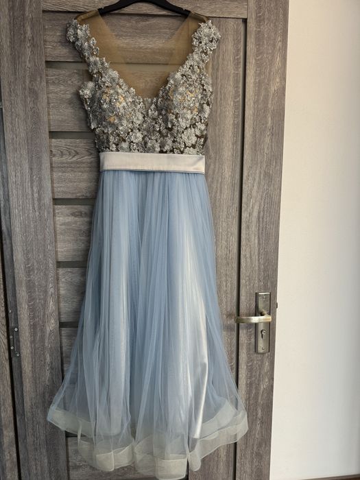 Vand rochita albastra puratat la cununie