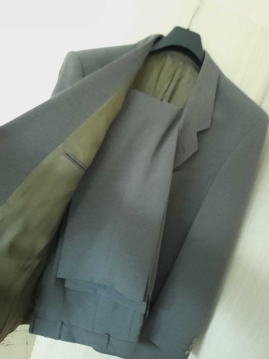 Продавам Запазен СивоЗелен Костюм и панталон DakaStyle 48 EU 30Лв