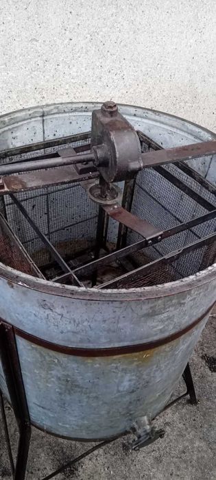 Центрофуга за мед - 8 магазинни рамки, 4 плодникови