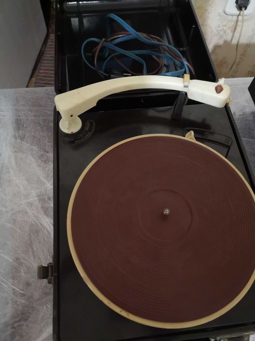 Продаются проигрыватели для виниловых пластинок.