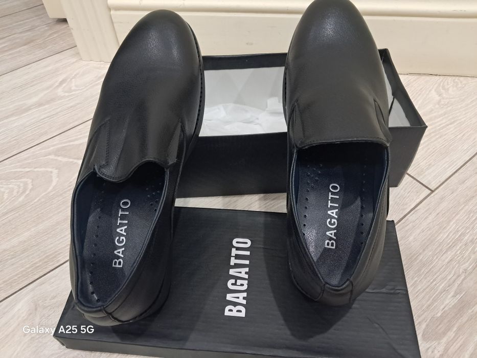 Мужские новые туфли.