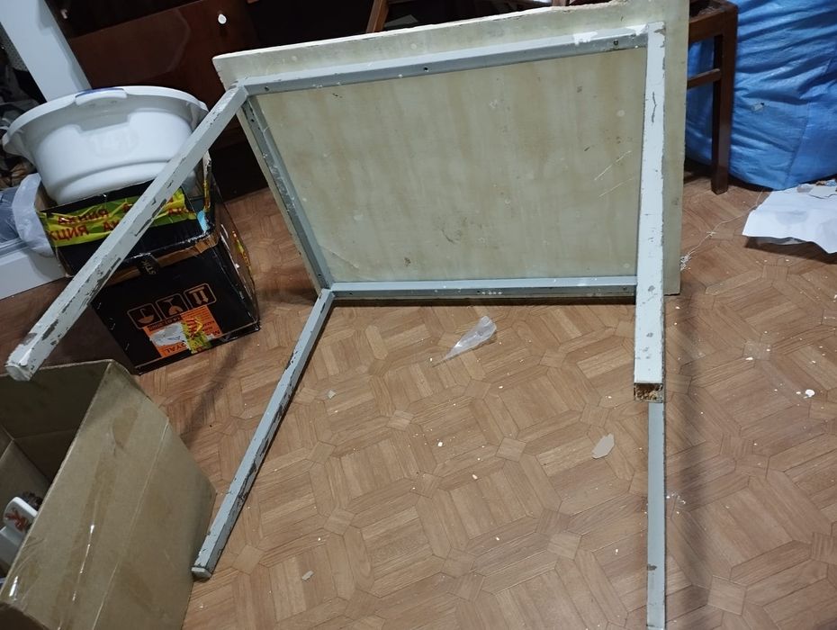Продам стол, цельные железные ножки