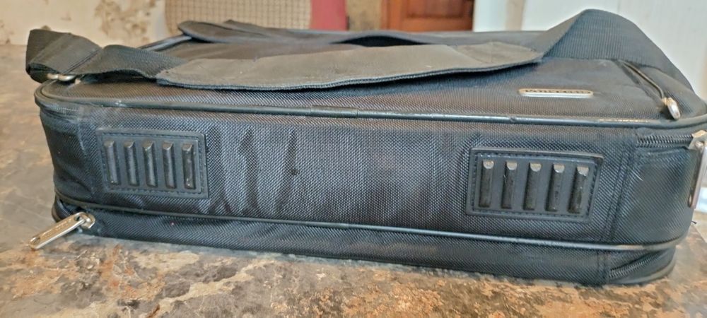 Сумку для ноутбука продам