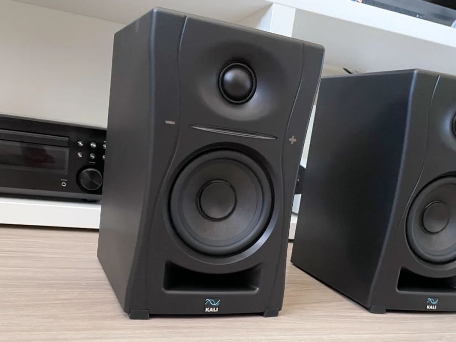 Продам студийные мониторы Kali audio lp unf
