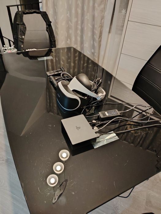 Ps4 vr 1 ochelari, camera, statia si cablurile necesare functiunii.