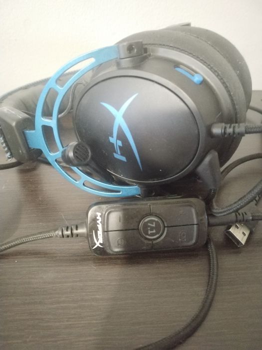 Это игровая гарнитура HyperX Cloud Alpha S (Black-Blue).