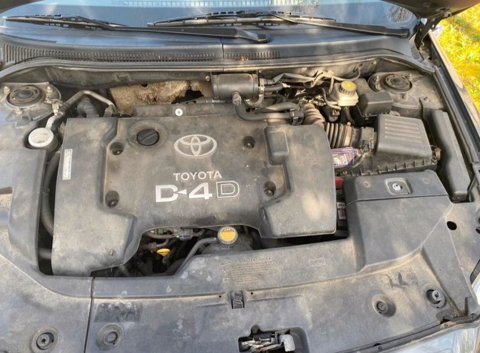 Dezmembrez Toyota Avensis 2.0 116 cp 2005