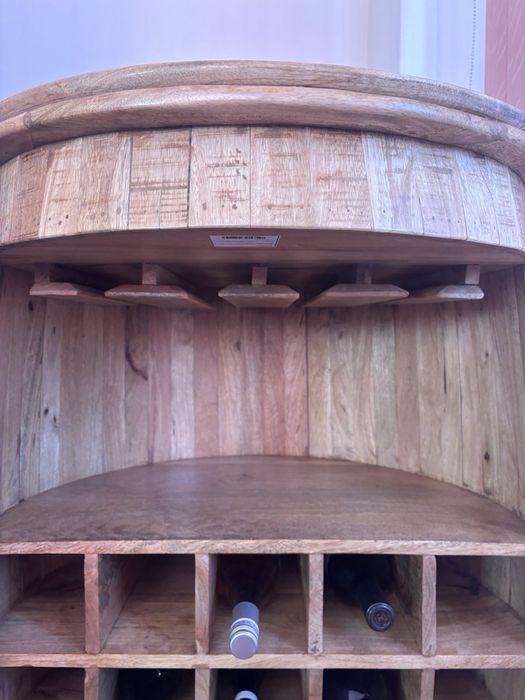 Чисто нова бар маса под формата на красива бъчва