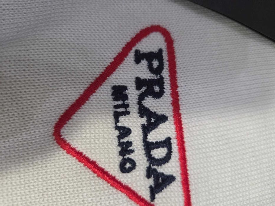 Prada пуловер.Нов