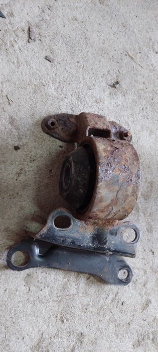 Подушка кпп на мазду 323