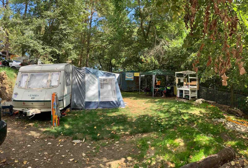 Продавам каравана с място в Къмпинг Юг