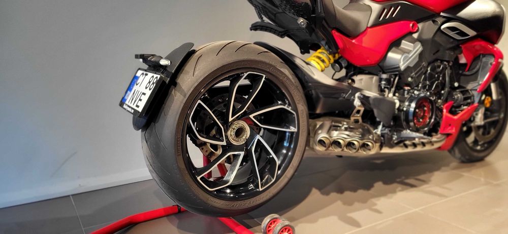 HobbyMoto vinde Ducati Diavel V4, super accesorizat