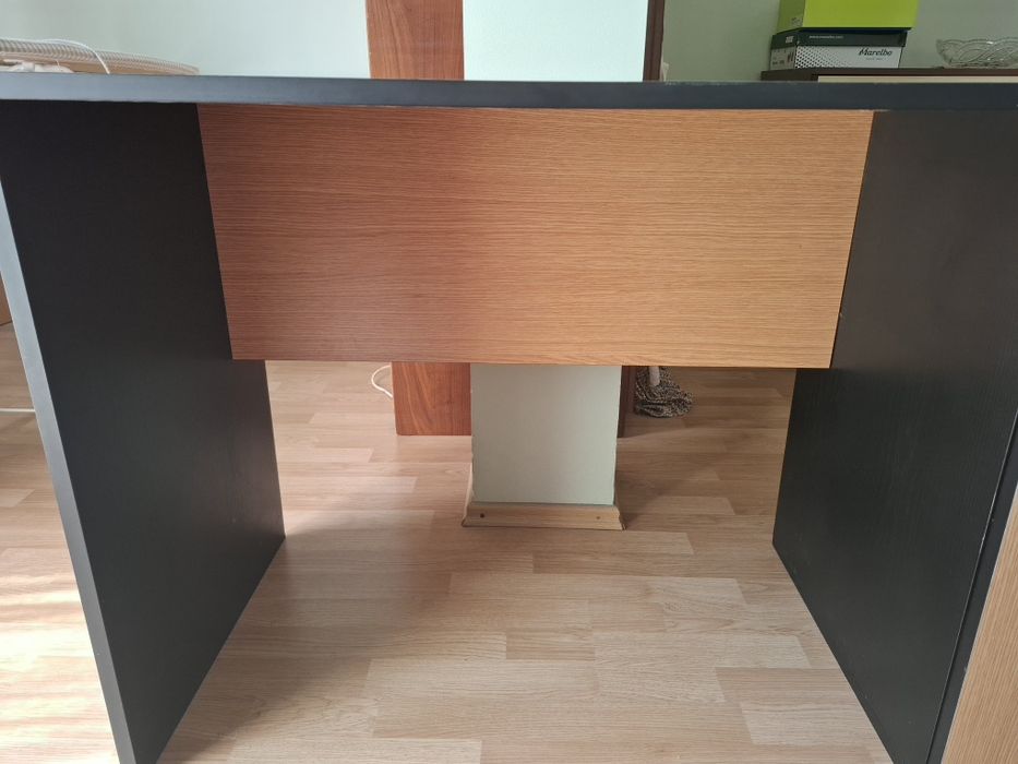 Masa de birou cu spatiu de depozitare.stare foarte buna. Din PAL.  Dimensiuni 135/60/75 cm