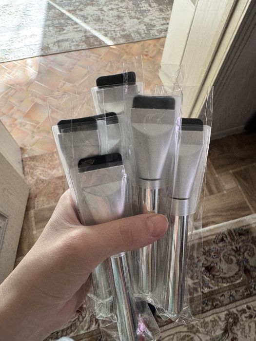 Кисть для нанесение тона.