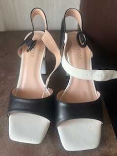 Сандали на висок ток