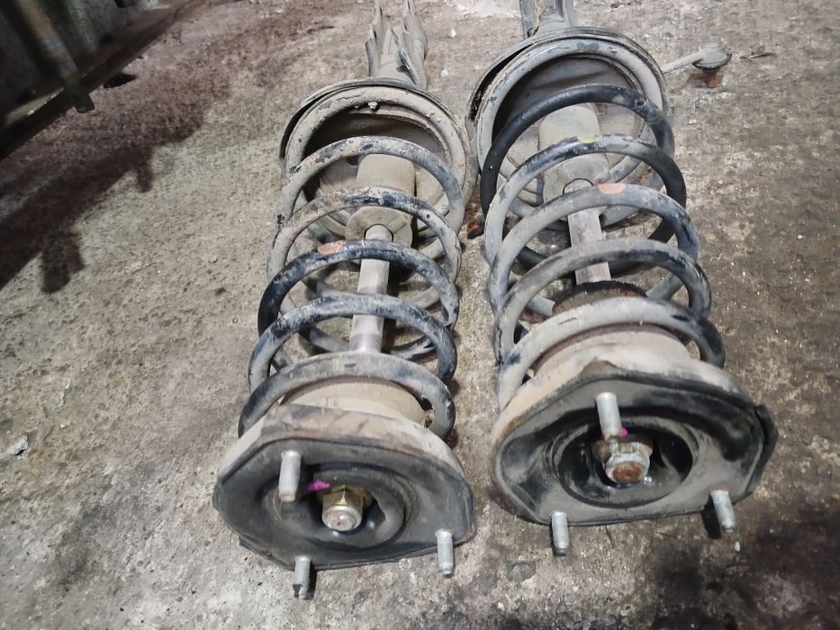 Задние амортизаторы Тоета Карина Е хэтчбэк в оригинале