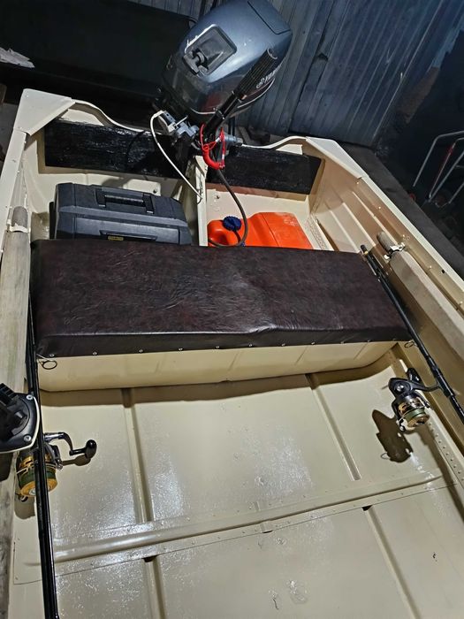 Barca cu motor si sonar