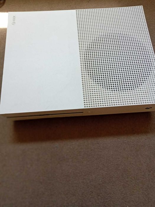 Xbox One S alb + 2 Controllere + 6 Jocuri (FC 25 inclus)