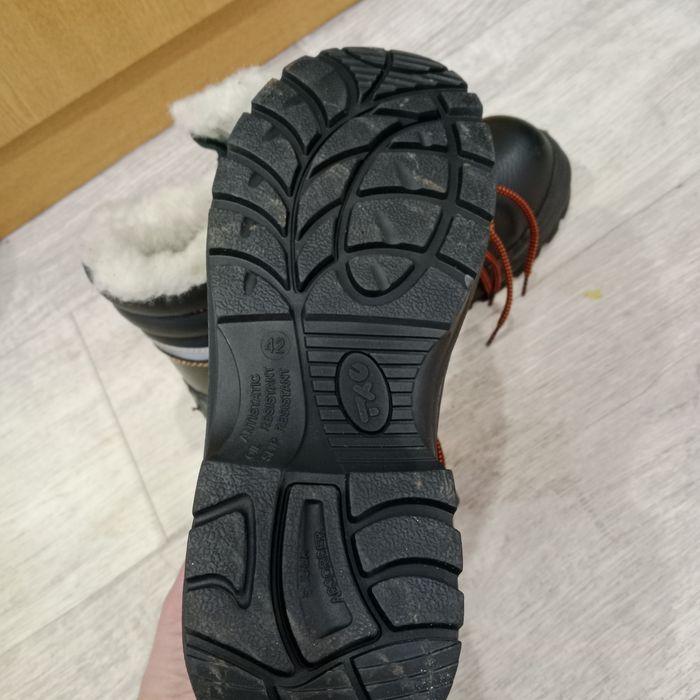 Продам спецобувь 42 размера