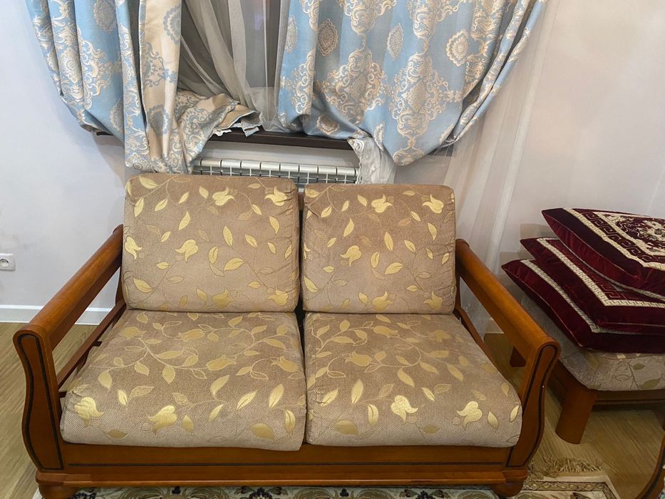 Диван с комплектом из пяти предметов