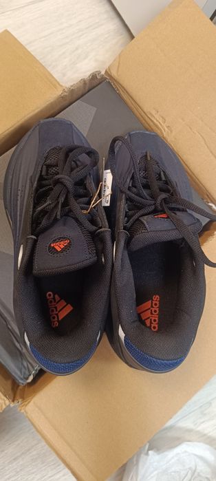 Продам кроссовки новые оригинал Adidas