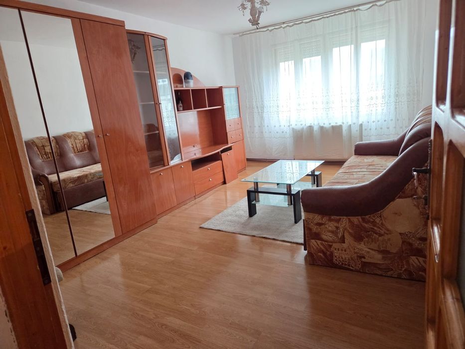 Închiriez apartament!