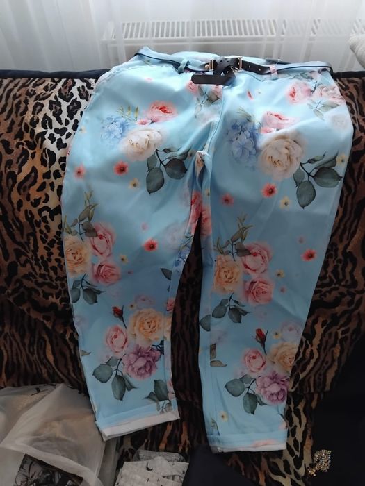 2 perechi pantaloni ,1 maglietă si un maiou