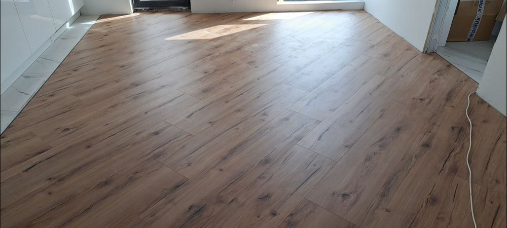 Монтаж ламиниран паркет и CUBU первази