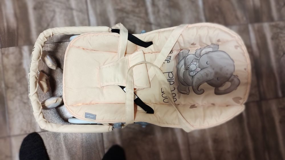 Шезлонг който се люлее за бебе.