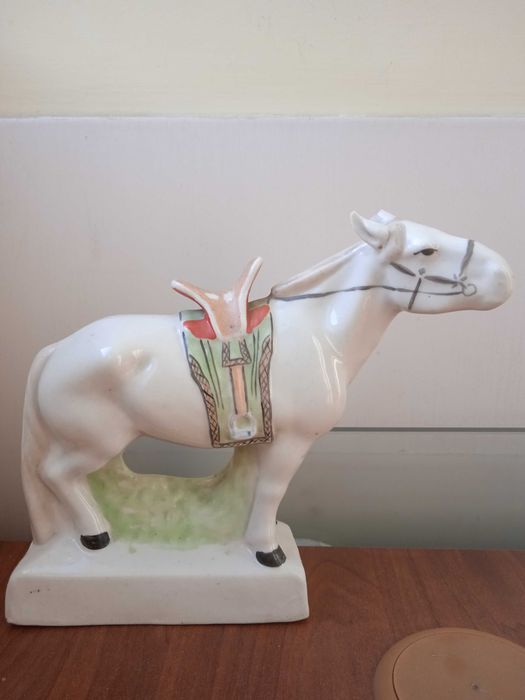 Много стара порцеланова статуетка кон