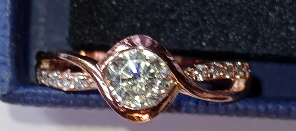 Елегантен дамски пръстен с цирконий – много запазен