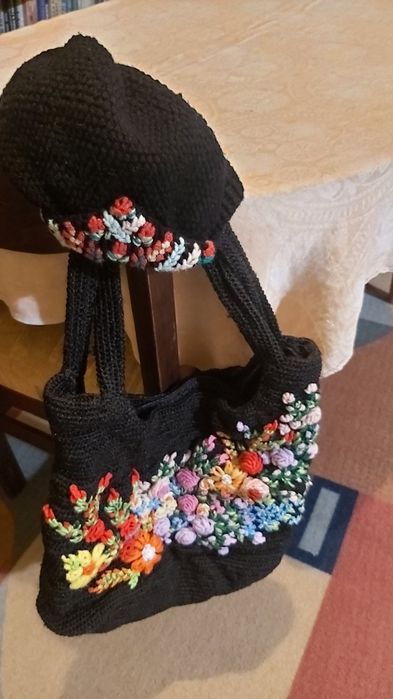 Ръчно плетена и бродирана дамска чанта и шапка