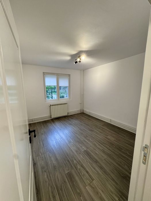 De închiriat apartament 4 camere – Apărătorii Patriei (direct de la proprietar)