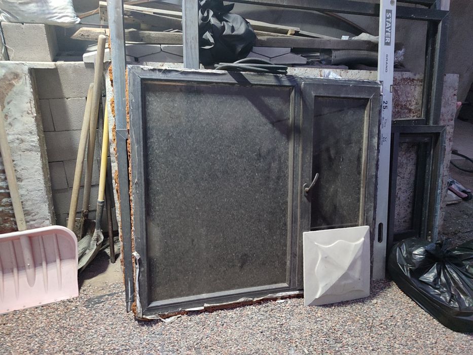 Окно 1 шт  темный пластик