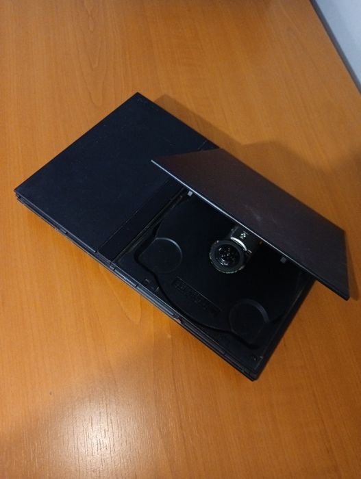 PlayStation 2 Slim + 8 jocuri + manetă