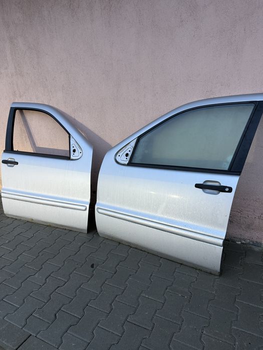 Продавам врати мерцедес мл 163