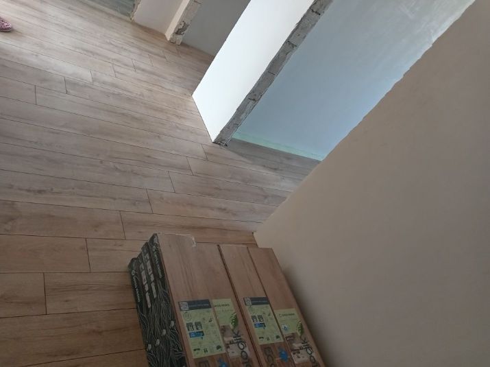 Укладка ламината на пол и стены