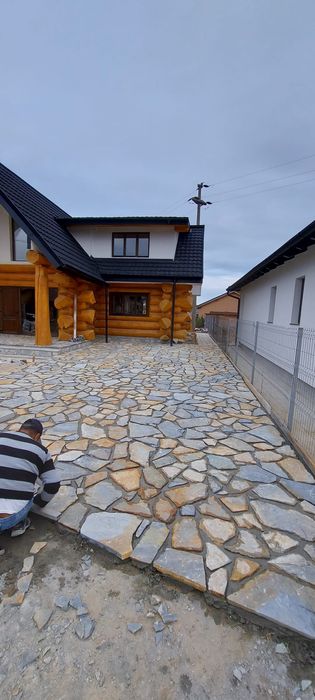 Vând piatra naturala de munte .