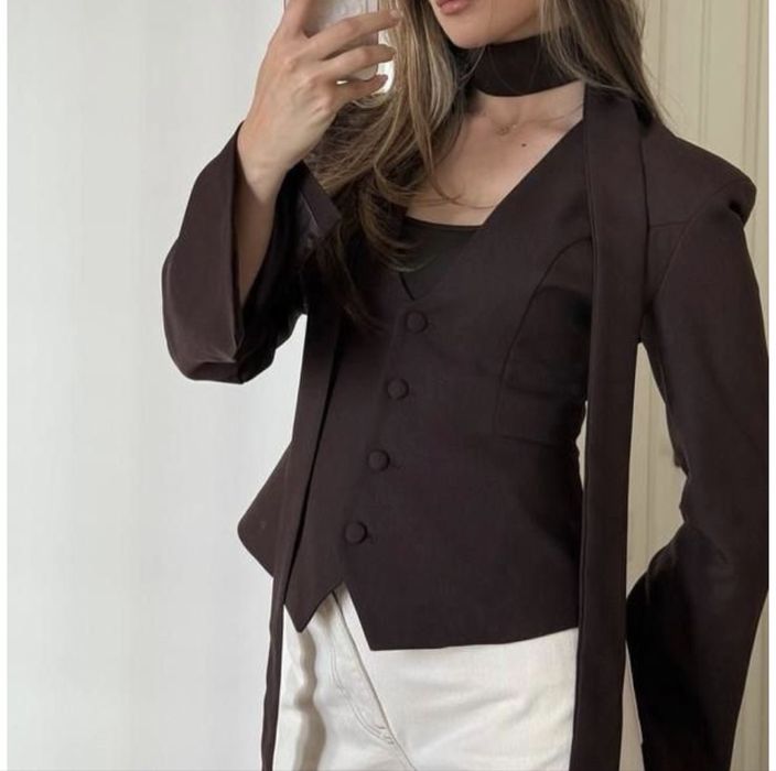Коричневый пиджак с чокером на шее