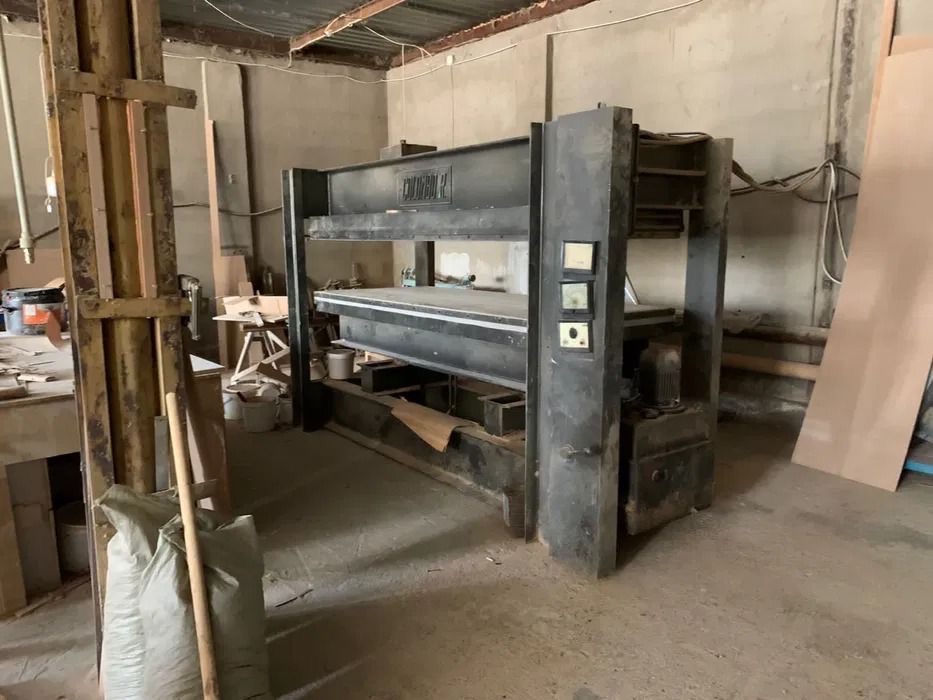 Горячий гидравлический прес