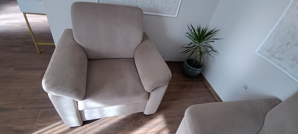 Vând canapea și fotoliu