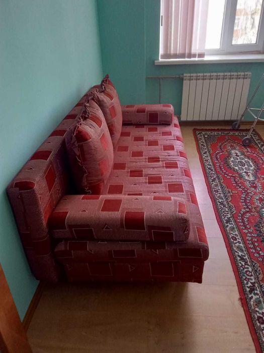 Диван с комодом внизу низу 2 м