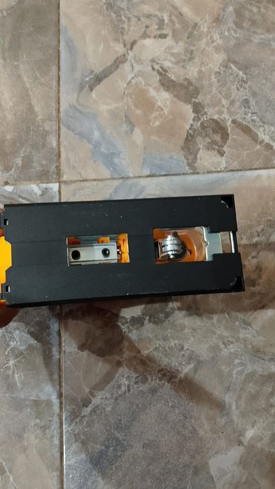 Vand pendular dewalt cu o baterie de 6A