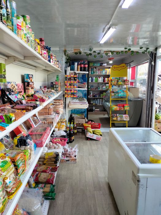 Продам контейнер со стелажами.