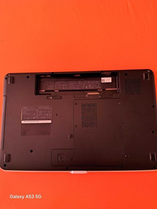 Продавам лаптоп Dell vostro 1015 работещ