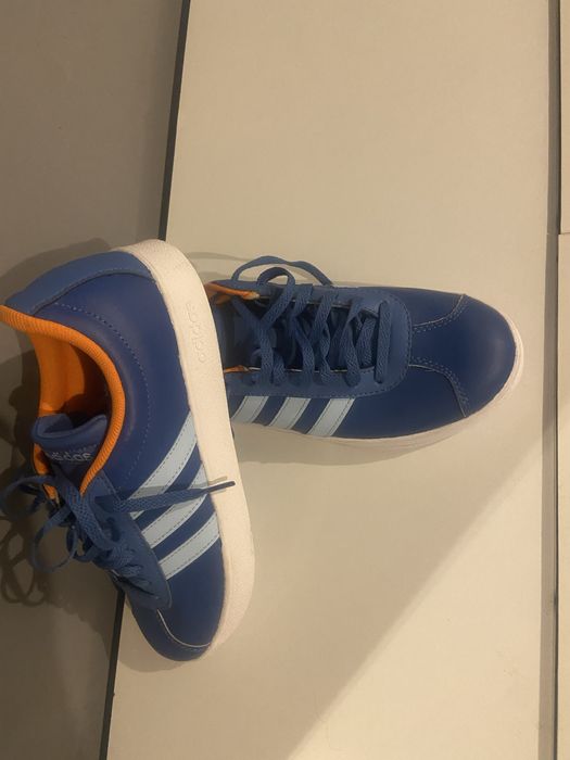 Vand incaltaminte Adidas!