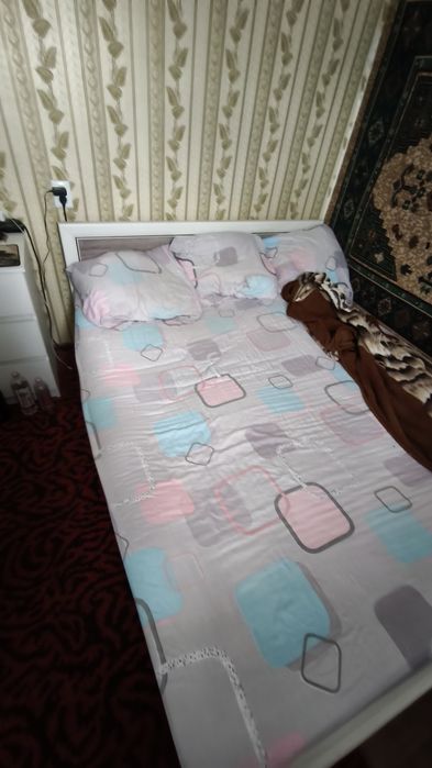 Продам двух спальную кровать.