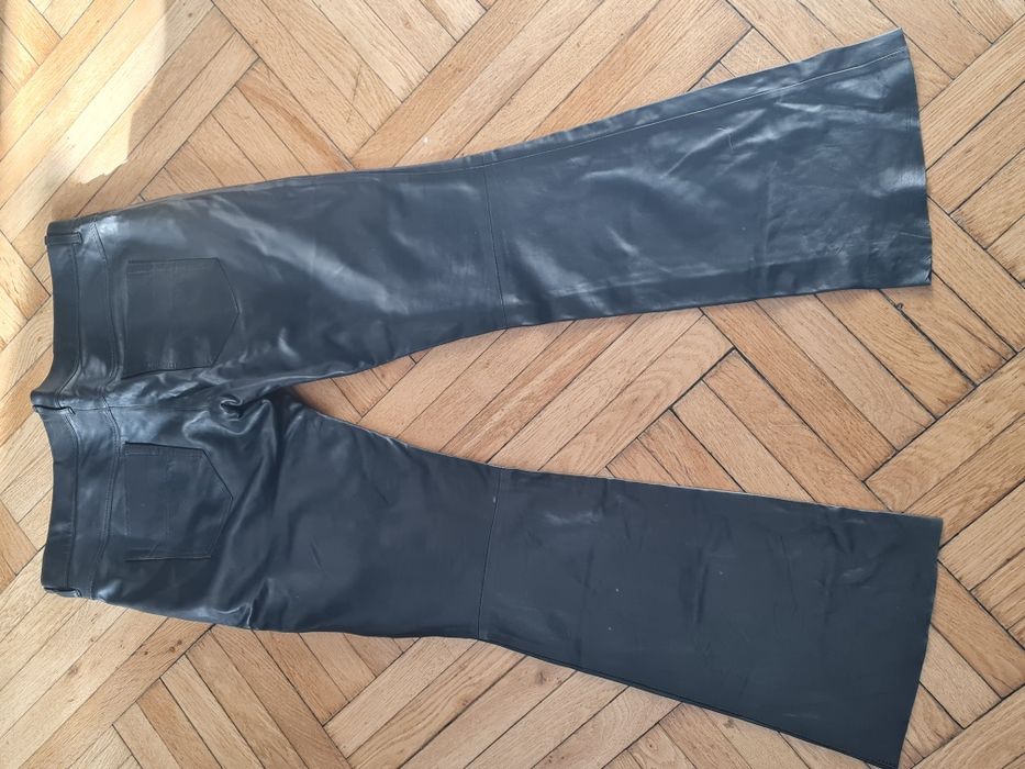 Pantaloni din piele