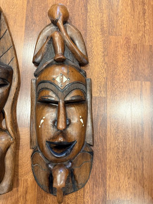 Masca africana din lemn sculptat cu insertie de os